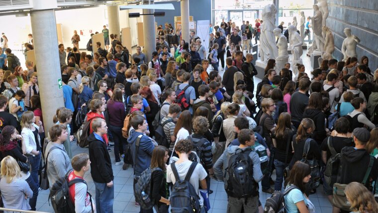 Studierende im Foyer am Campus