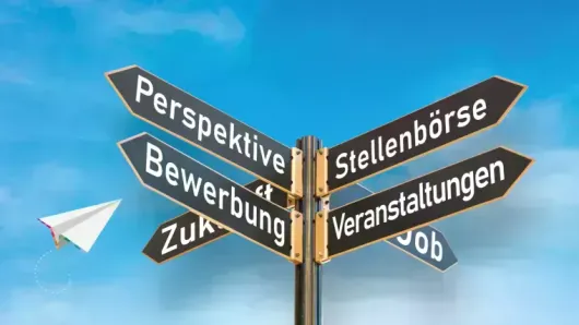Wegweiser mit Angeboten des Career Point vor blauem Himmel mit Papierflieger.