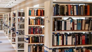 Bücherregale in einer Bibliothek