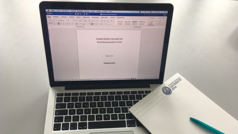 Laptop mit geöffneter Seminararbeit