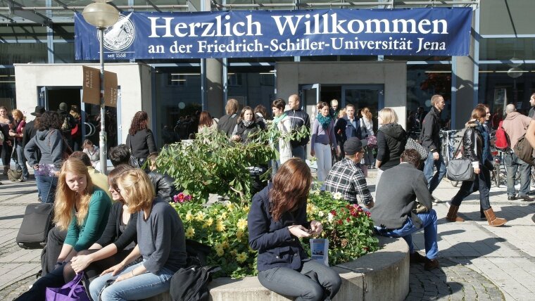 Erstsemester auf dem Ernst-Abbe-Platz