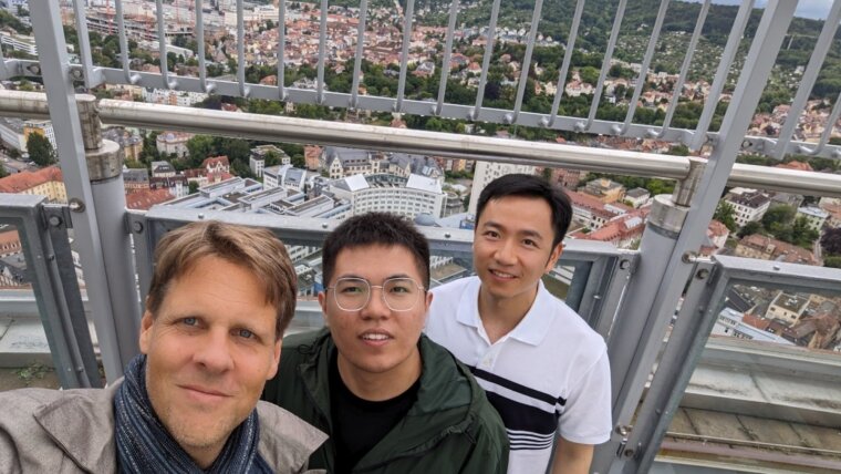 Prof. Boysen, Zhensheng Zhou und Rubo Li auf dem JenTower