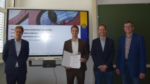(v.l.n.r.) Prof. Dr. Nils Boysen, Preisträger Dr. Torben Krüger, sein Betreuer Prof. Dr. Achim Koberstein, Prof. Dr. Armin Scholl