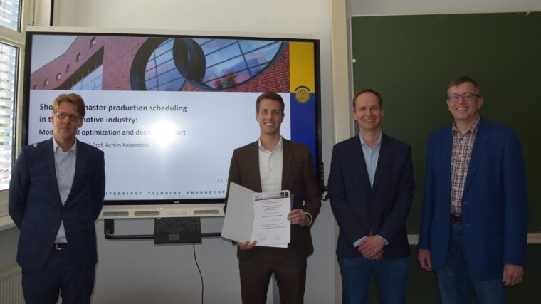 (v.l.n.r.) Prof. Dr. Nils Boysen, Preisträger Dr. Torben Krüger, sein Betreuer Prof. Dr. Achim Koberstein, Prof. Dr. Armin Scholl