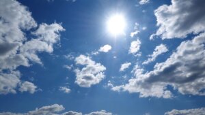 Sonne scheint durch Wolken