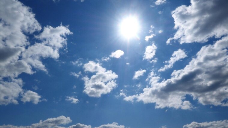 Sonne scheint durch Wolken
