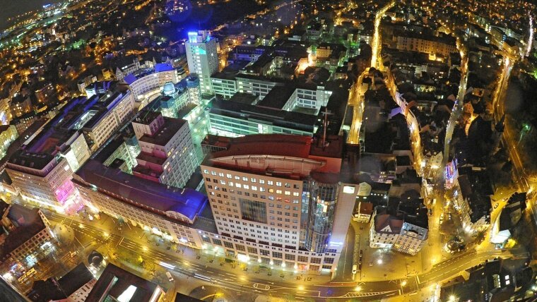Ernst-Abbe-Platz bei Nacht und beleuchtet