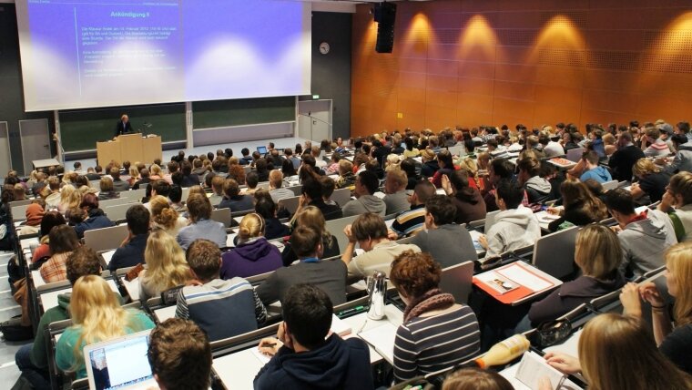 Hörsaal mit Studenten bei einer Vorlesung