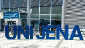 Riesige Uni Jena Buchstaben auf dem Enrst-Abbe-Platz