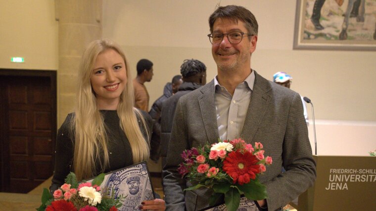 Die Gewinner Janina Voigt (SS 2025) und apl. Prof. Holger Graf (WS 24/25).