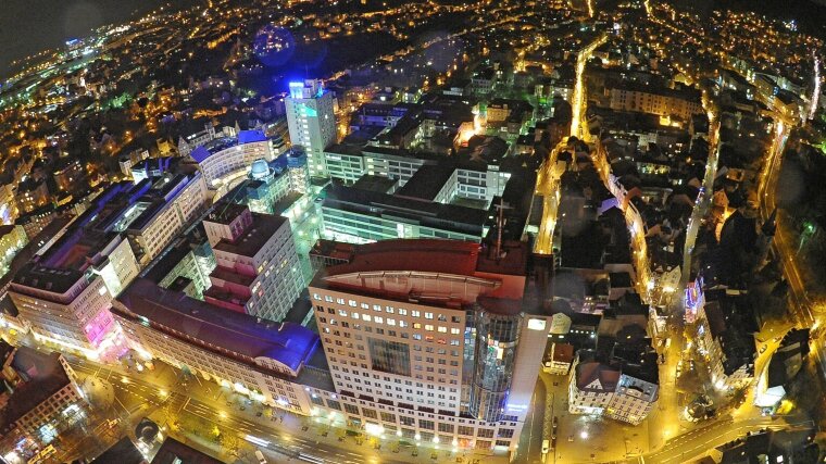 Ernst-Abbe-Platz at night