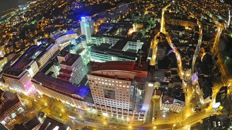 Ernst-Abbe-Platz at night