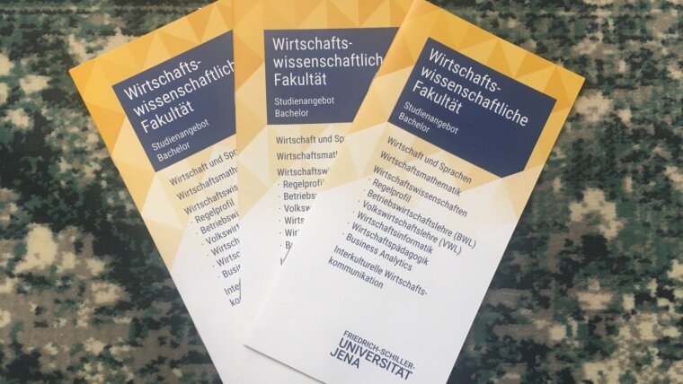 Informationsbroschüren zum Bachelor