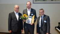 Dr. Dr. Leonard Hoeft (Mitte) - Gewinner des Promotionspreises der Wirtschaftswissenschaftlichen Fakultät