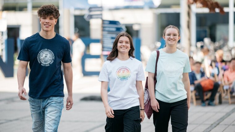 Studierende auf dem Campus