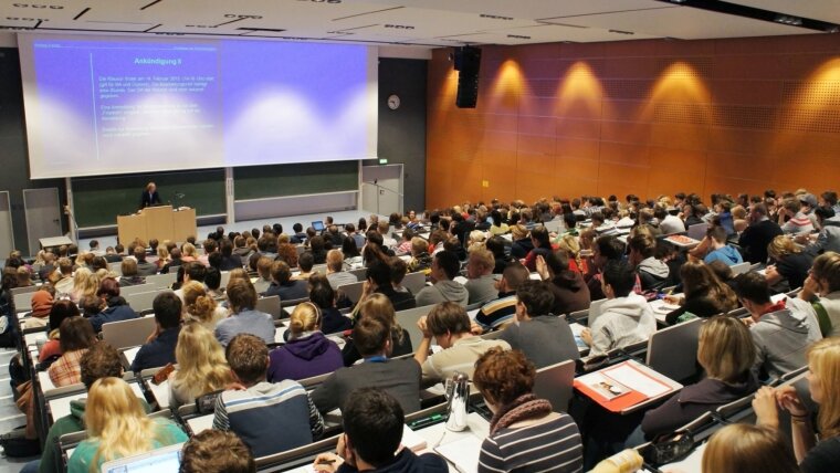 Blick in den Hörsaal 2 mit Studierenden