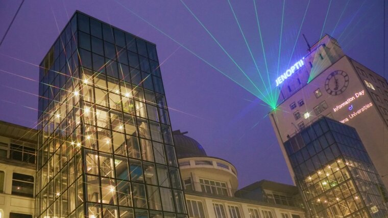 Laserstrahl vom Gebäude Jenoptik