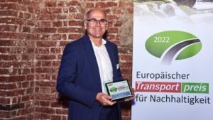 Dr. Harald Hempel (DAKO) nimmt stellvertretend den Transportpreis für Nachhaltigkeit entgegen